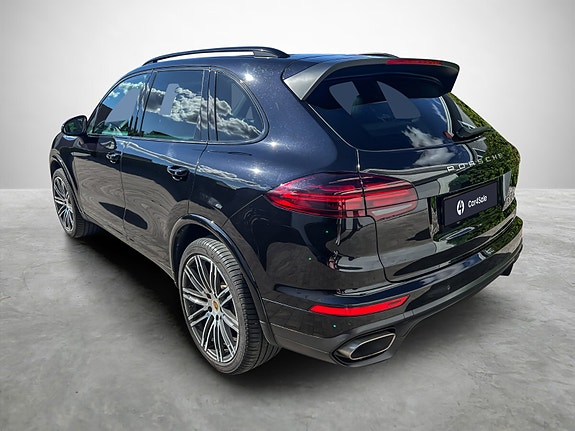 Porsche Cayenne 3 of 5