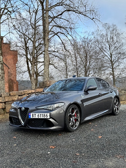 Alfa Romeo Giulia Quadrifoglio 2 of 5