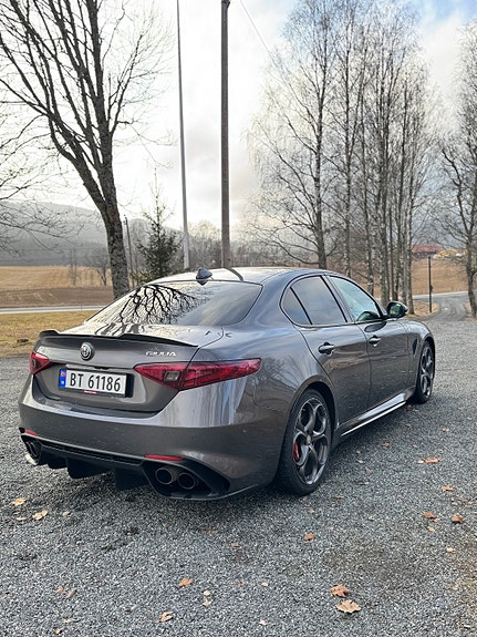 Alfa Romeo Giulia Quadrifoglio 4 of 5