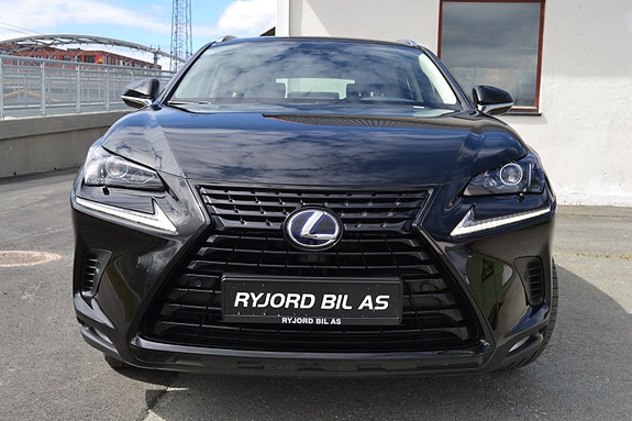 Lexus NX300h 3 of 5