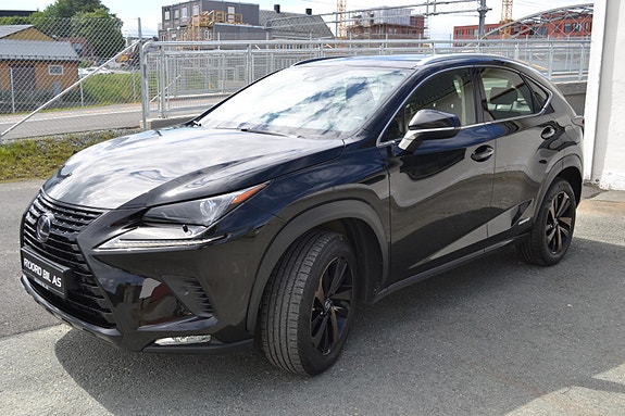 Lexus NX300h 2 of 5