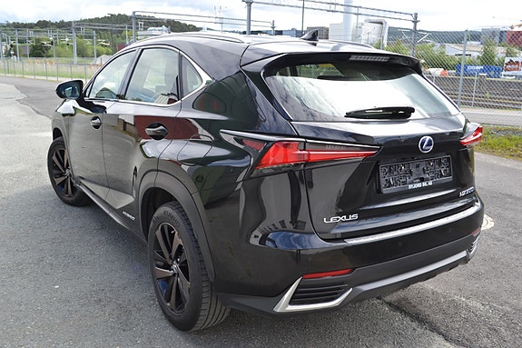 Lexus NX300h 5 of 5