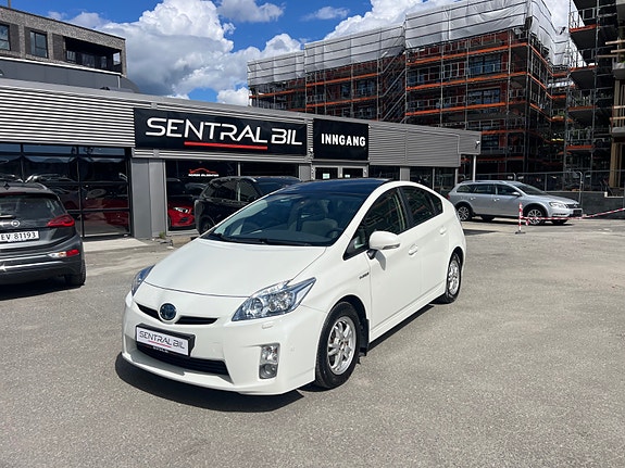 Toyota Prius 2 of 5