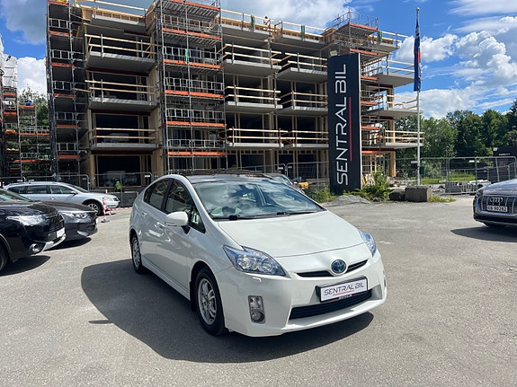 Toyota Prius 4 of 5