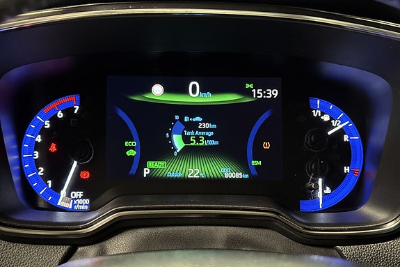 Digitalt hastighetsdisplay med navigasjon og drivstoffmåler i sikte.