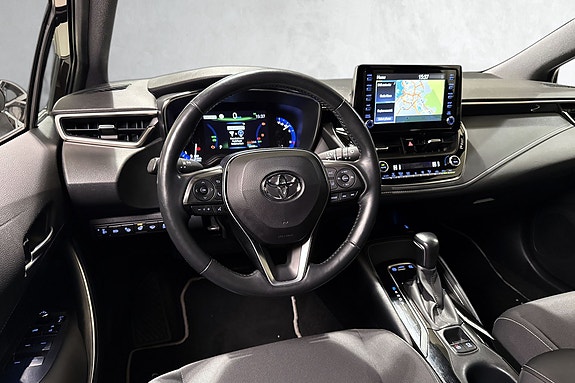 Oversiktlig cockpit med digital kjørecomputer og moderne infotainment.