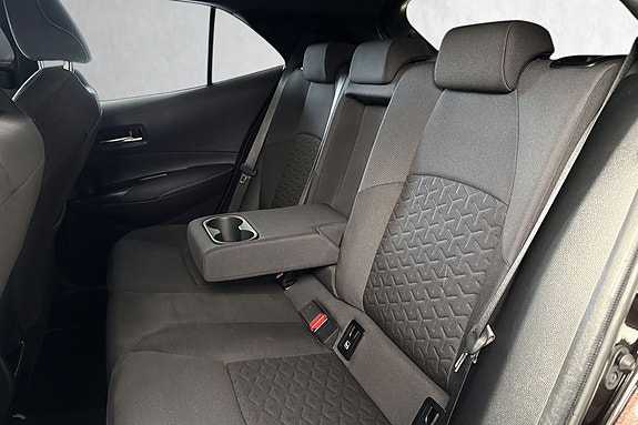 Romslig baksete med armlene og ISOFIX-fester for barnesikkerhet.