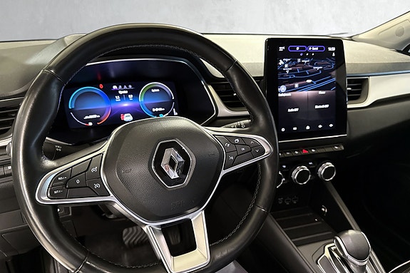 Stor touchskjerm med navigasjon og Apple CarPlay integrasjon.