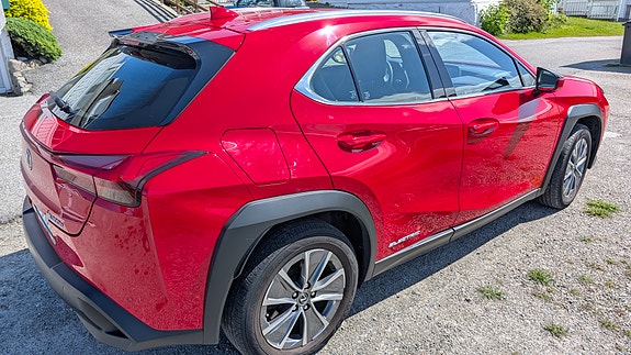 Lexus UX300e 2 of 13