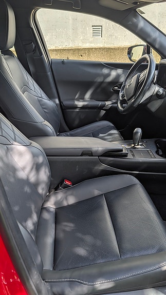 Lexus UX300e 11 of 13