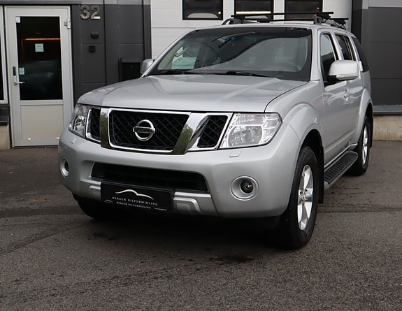Nissan Pathfinder 3 of 5