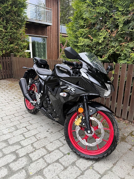 Suzuki GSX-R 125 2 of 5
