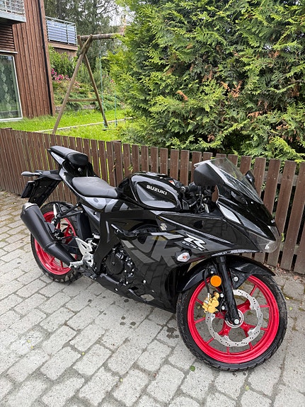 Suzuki GSX-R 125 3 of 5