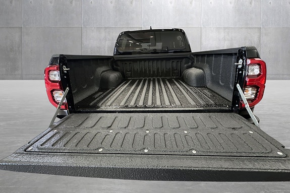Toyota HiLux 17 of 27