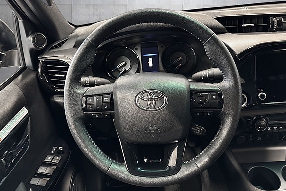 Toyota HiLux 11 of 27