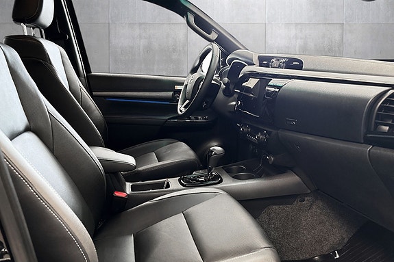 Toyota HiLux 14 of 27