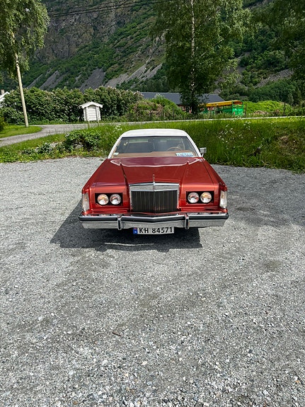 Lincoln Continental 2 of 5