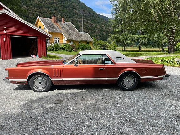 Lincoln Continental 3 of 5
