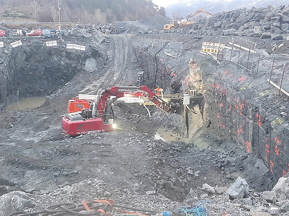 Liebherr 922 2 of 5
