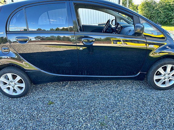 Peugeot iOn 2 of 5