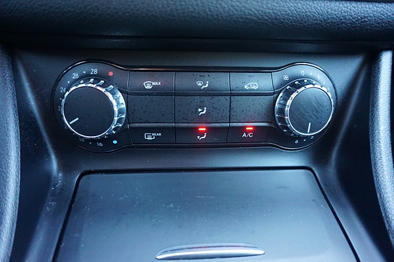 Mercedes-Benz CLA180 25 of 30