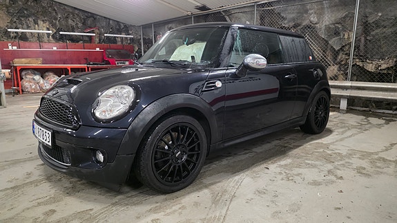 MINI Cooper S 2 of 5