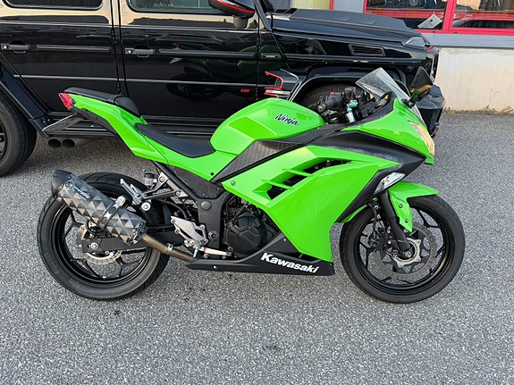 Kawasaki Ninja 300 2 of 5