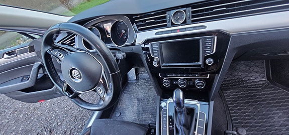 Volkswagen Passat 9 of 15
