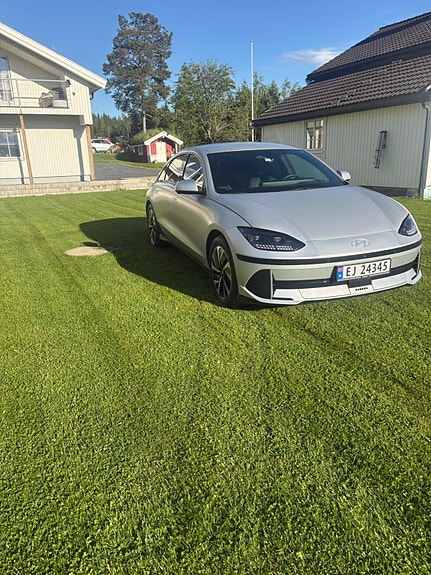 Hyundai Ioniq 6 2 of 5
