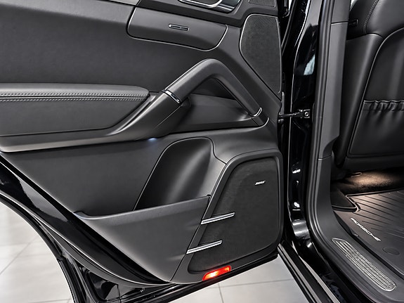 Porsche Cayenne 14 of 18