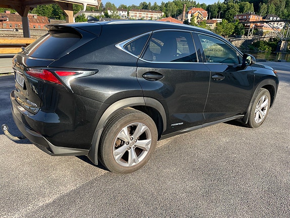 Lexus NX300h 3 of 5