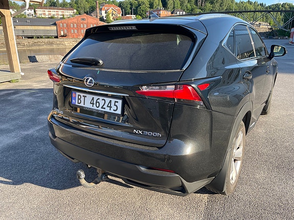 Lexus NX300h 4 of 5