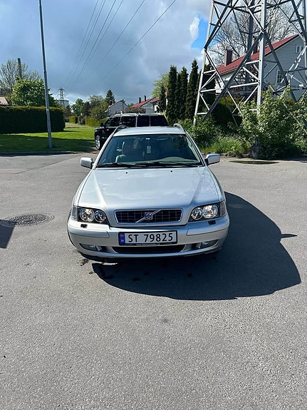 Volvo V40 2 of 5