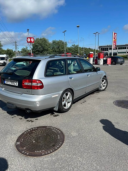 Volvo V40 3 of 5