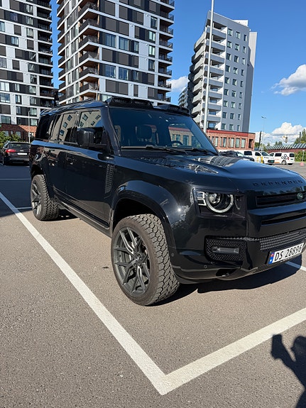 Land Rover Defender 130 3 of 5