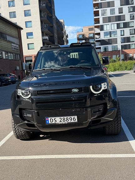Land Rover Defender 130 2 of 5