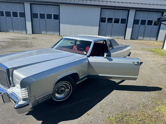 Lincoln Continental 2 of 5