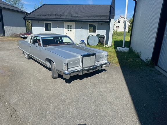 Lincoln Continental 4 of 5
