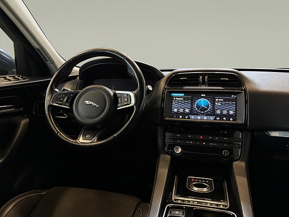 Jaguar F-PACE 19 of 30