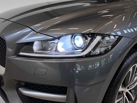 Jaguar F-PACE 13 of 30