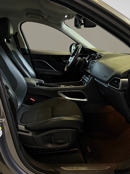 Jaguar F-PACE 16 of 30