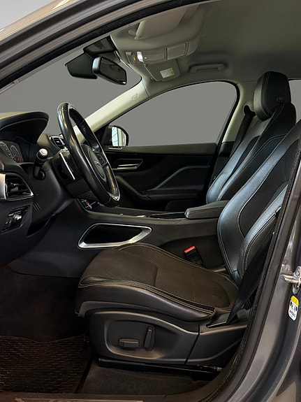 Jaguar F-PACE 15 of 30