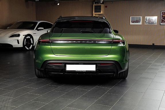Porsche Taycan Cross Turismo 9 of 30