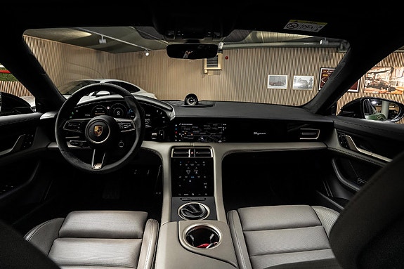 Porsche Taycan Cross Turismo 27 of 30