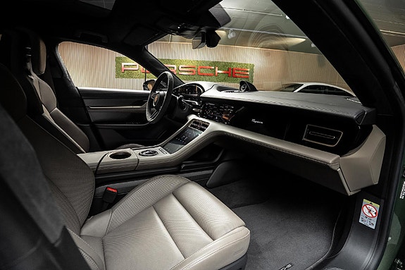Porsche Taycan Cross Turismo 28 of 30