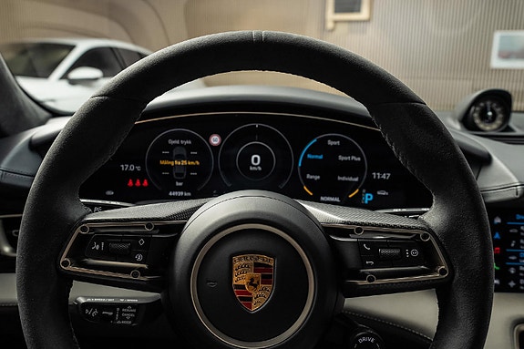 Porsche Taycan Cross Turismo 13 of 30