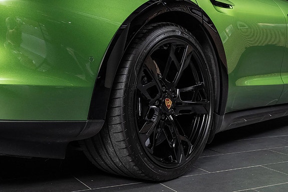 Porsche Taycan Cross Turismo 11 of 30