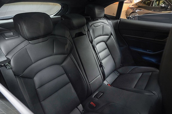 Porsche Taycan Cross Turismo 26 of 29