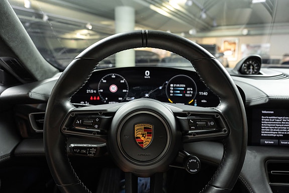 Porsche Taycan Cross Turismo 21 of 29