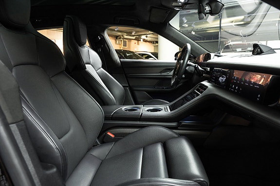 Porsche Taycan Cross Turismo 28 of 29